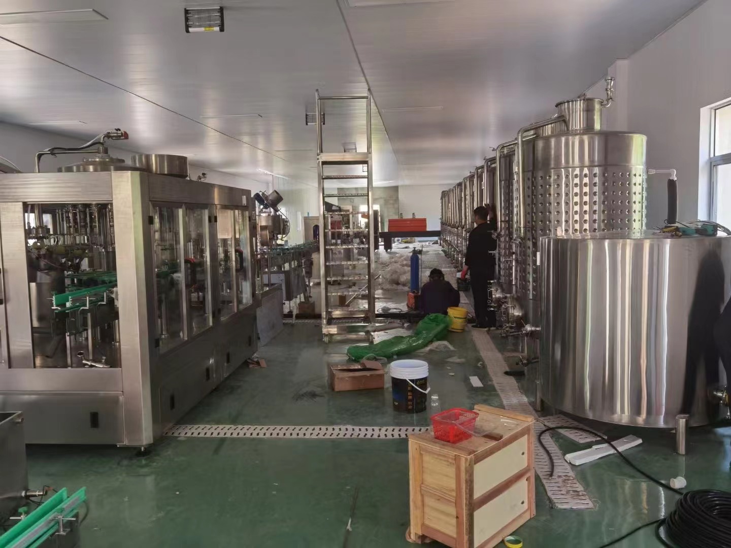 湖北吳總購買的一套果酒設備生產線正在安裝中！